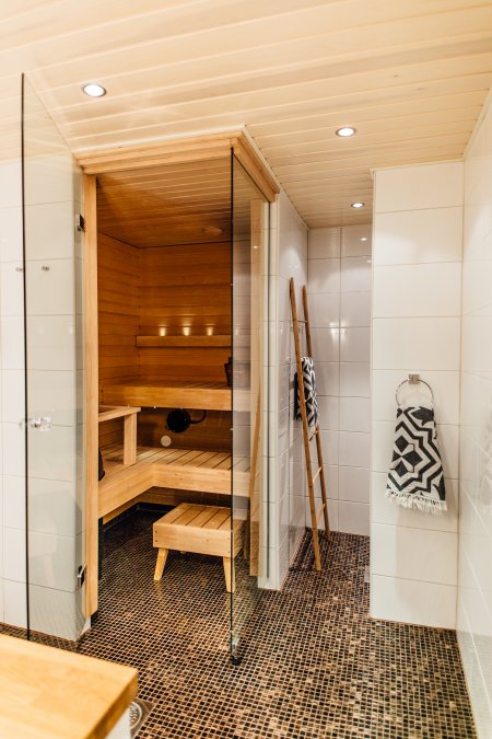  koupelny v malých finských bytech jsou běžně vybavovány elektrickými suchými saunami. Jde o místní standard a tradici, které se nechtějí zříci ani majitelé nejmenších bytů. Zdroj: Sofia Rita
